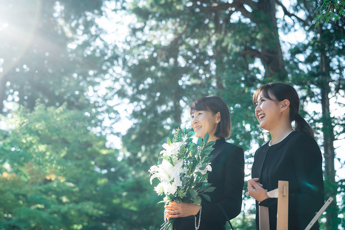 お葬式で笑顔で故人を送る遺族