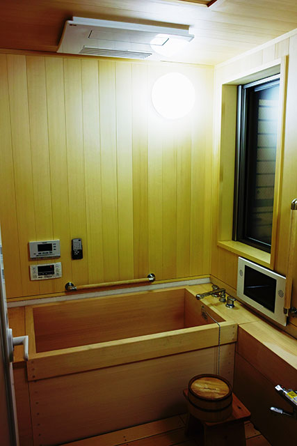 写真：総檜の芳香漂う贅沢浴室（千葉Ｙ氏邸　設計：天野彰）