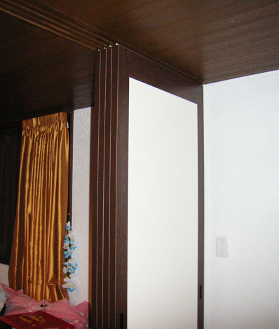 写真：珪藻土を貼った襖で仕切る　夫/婦寝室リフォーム（設計：天野彰）