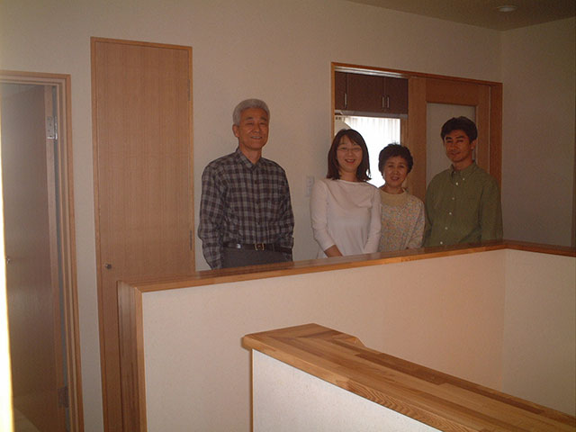 写真2：同居プランG様邸　2階（息子さん家族）で一体のホール（写真：天野彰）