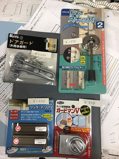写真：市販の防犯用隙間用（半開き）ロック（写真：天野 彰）