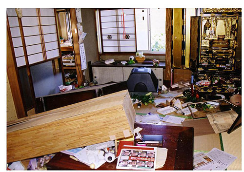 写真：中越地震：家具の散乱（世田谷南ロータリー：高橋進氏撮影)