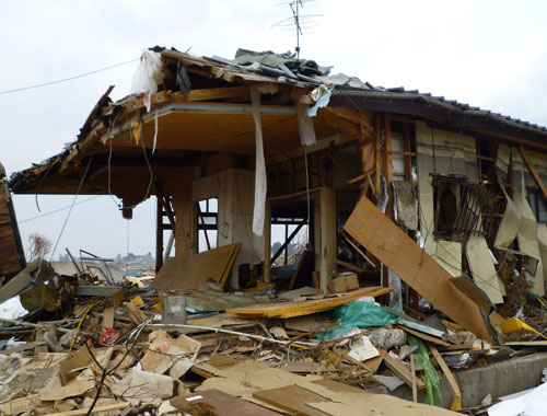 写真：東日本大震災で津波にも持ち堪えた木造伝統建築（仙台沿岸部写真：天野彰）
