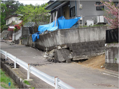 東日本大震災でも地盤からの被害を受けた建物も多い（写真：天野彰）