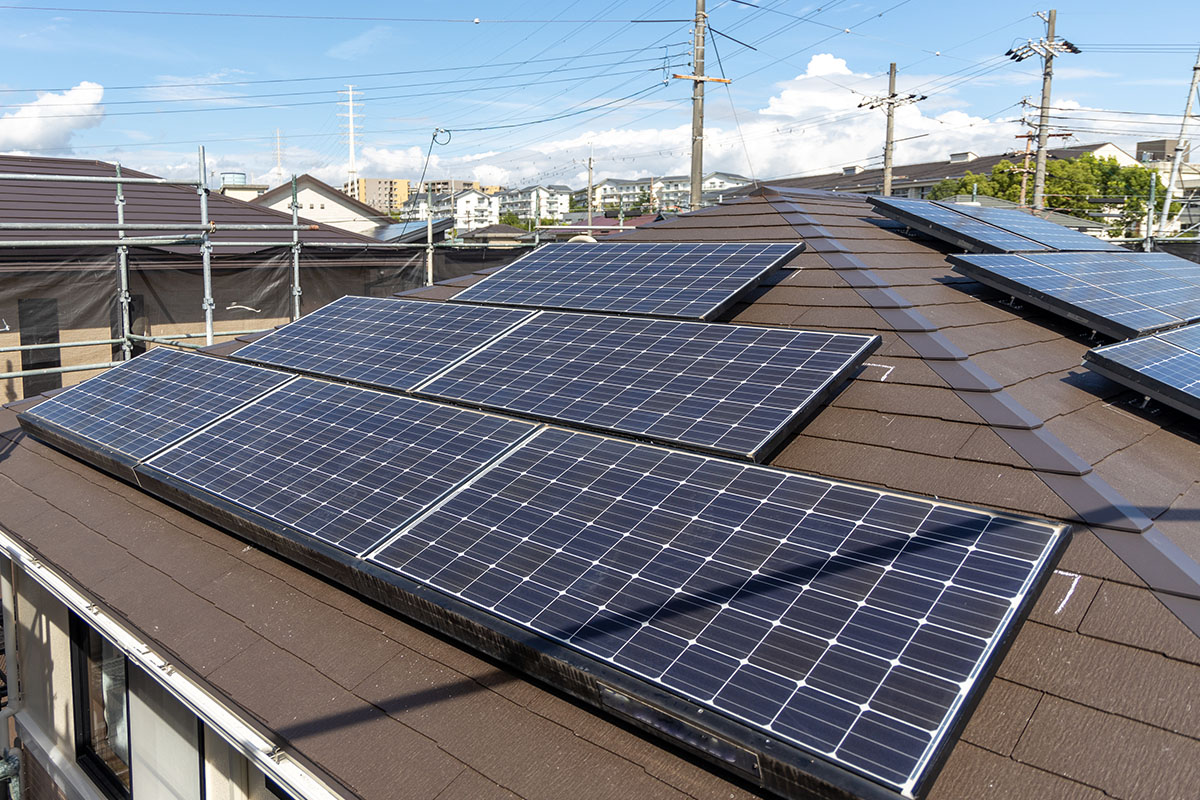 屋根の葺き替え工事が終わり、以前取り付けていた太陽光パネルを設置したところ