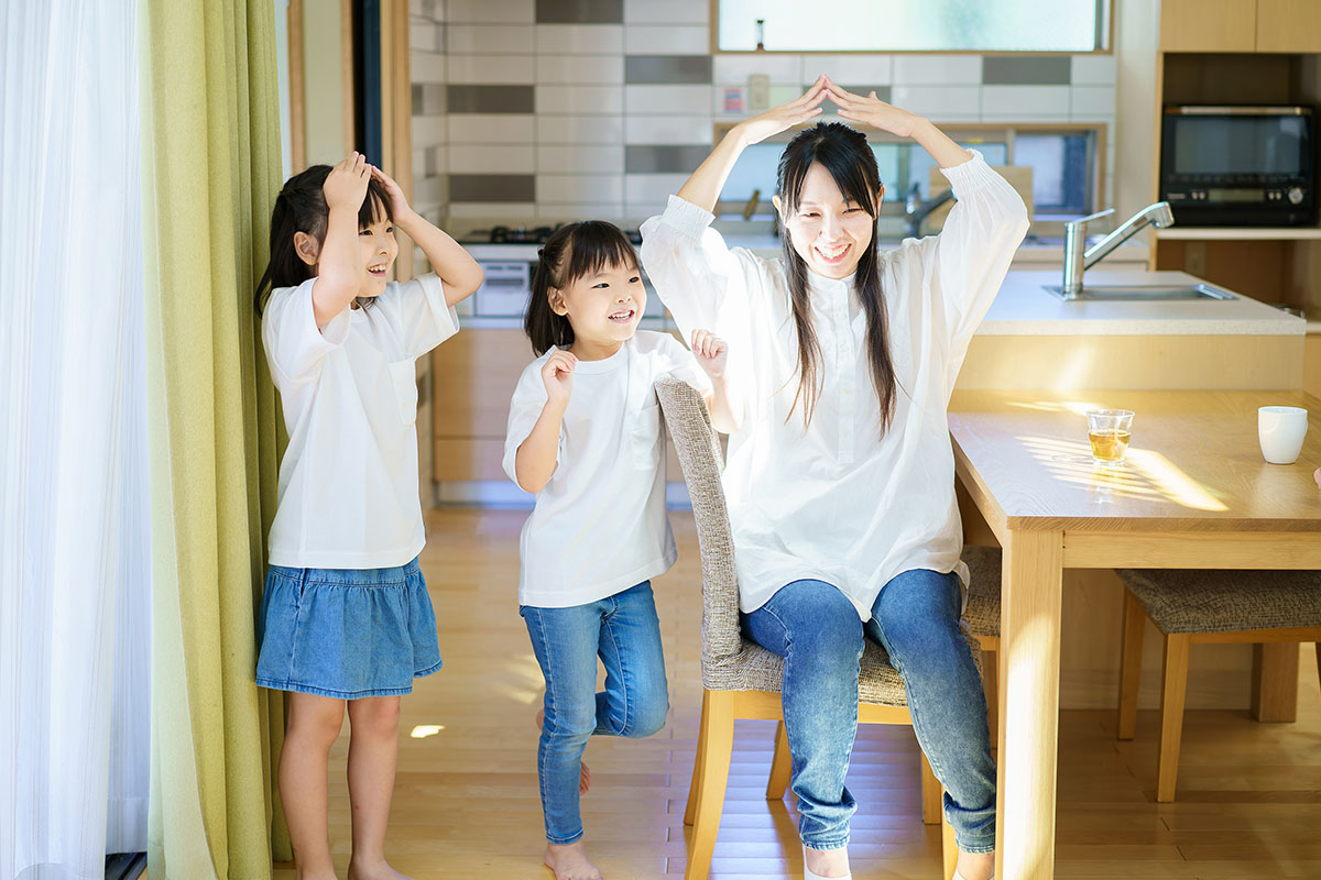 お母さんと遊ぶ女の子