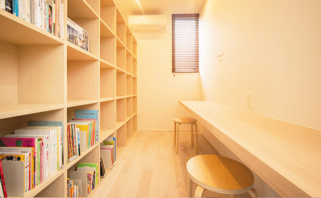 写真：壁一面本棚の書斎