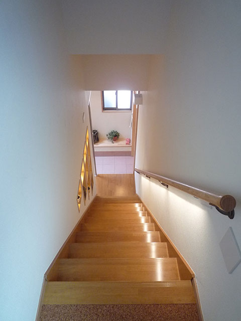 階段手すりに組み込まれた足元照明（写真：天野彰）