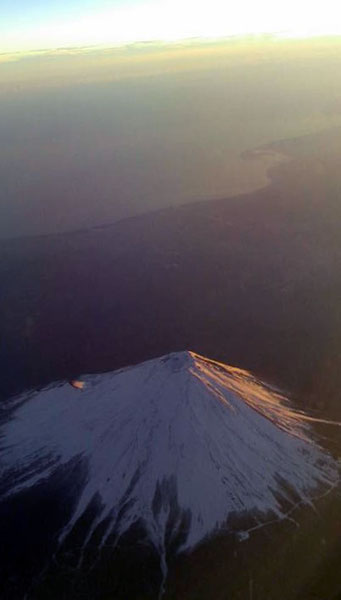 写真:富士山上空写真よい年になりますよう。(写真:天野彰)
