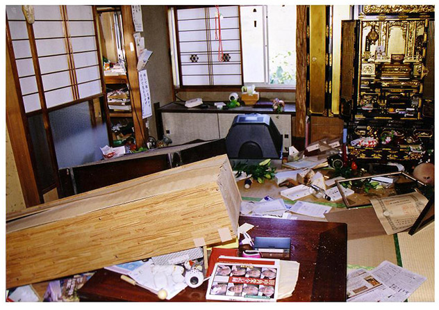 写真2：中越地震での室内の惨状（撮影：世田谷南ロータリークラブ高橋進氏）