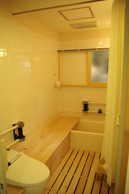 写真：ベンチのトイレと浴槽までずらして動く（写真：Ｒさん宅：設計アトリエ４A）