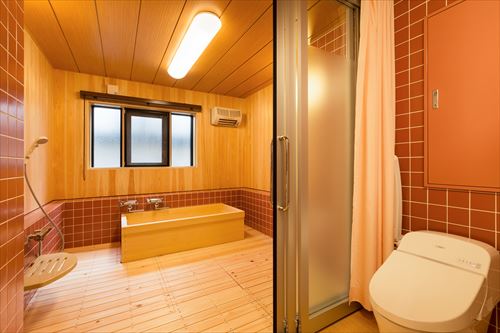 写真：「デイ・サービスいのち」総桧の浴室とトイレ（設計アトリエ４A）