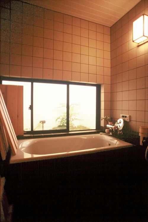 写真：小中庭に面した浴室H邸那須（設計アトリエ４A)