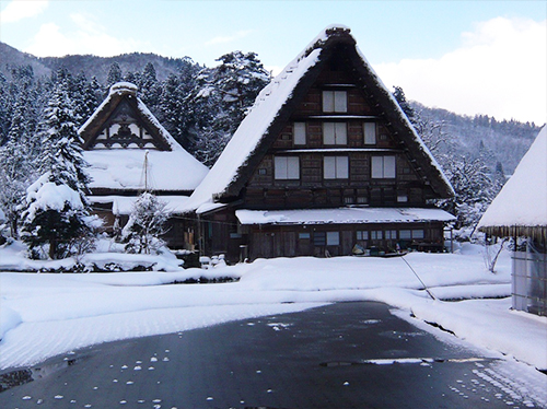 写真：妻側は障子と板戸冬も通気（明善寺）設計アトリエ４A)