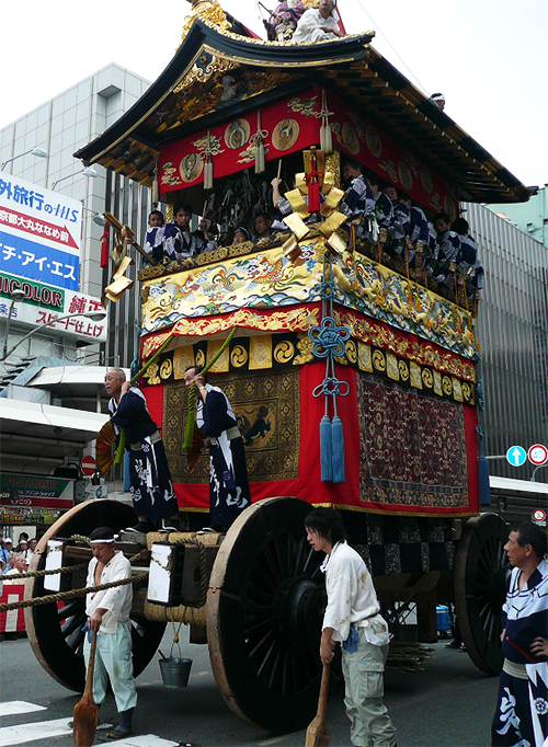 写真：やっと巡行祇園祭の山鉾実は虫干し（天野彰)