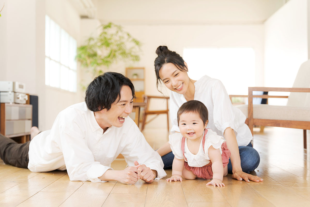 かわいい赤ちゃんと両親