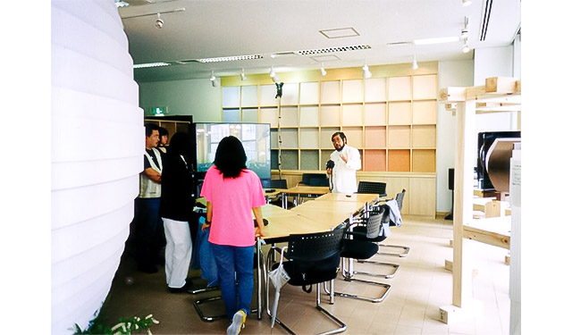 「卵の家」家ッグ（手前）展示（写真：サンスター技研と共同提案アトリエ4A）