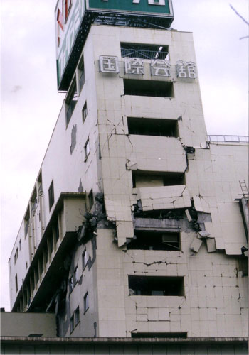 写真2：阪神大震災の惨状2（天野彰）