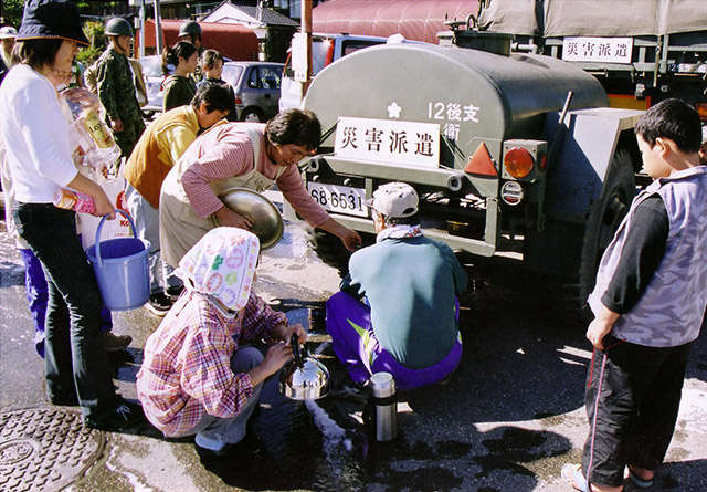 写真：災害時自衛隊による命の水の配給（撮影：高橋進氏）