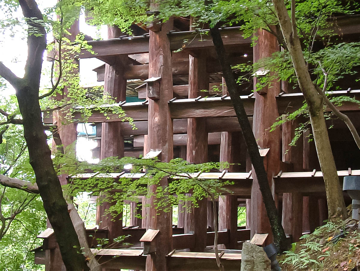 ＜写真：懸崖構造の「清水寺・舞台」の架構、柱梁はくさびで締める（撮影：天野 彰）＞