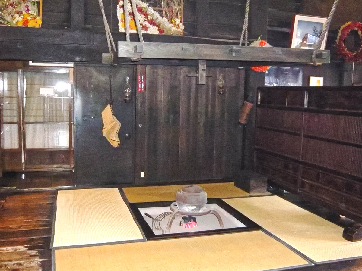 参考写真：白川郷合掌造りの炉端、唯一の暖房兼台所（撮影：天野 彰）