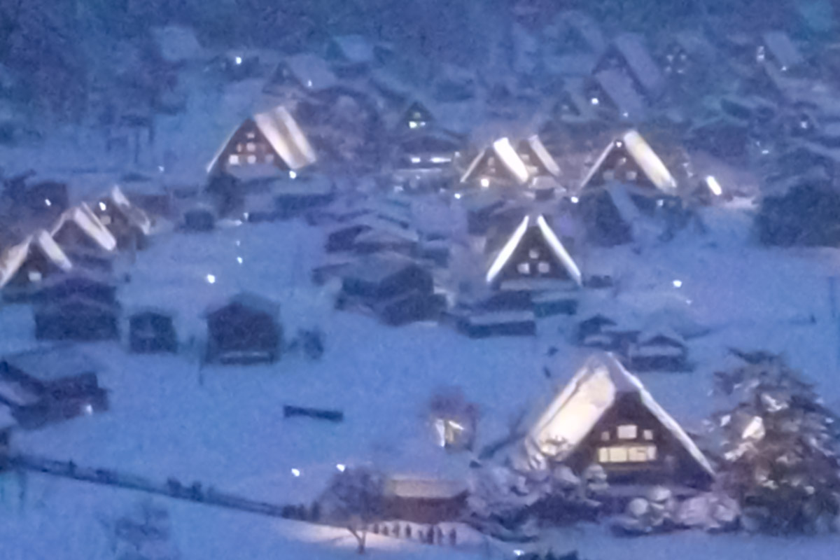 写真：白川郷の合掌造の縄仕口積雪や風に柔軟対処＋ライトアップ（撮影：天野 彰）