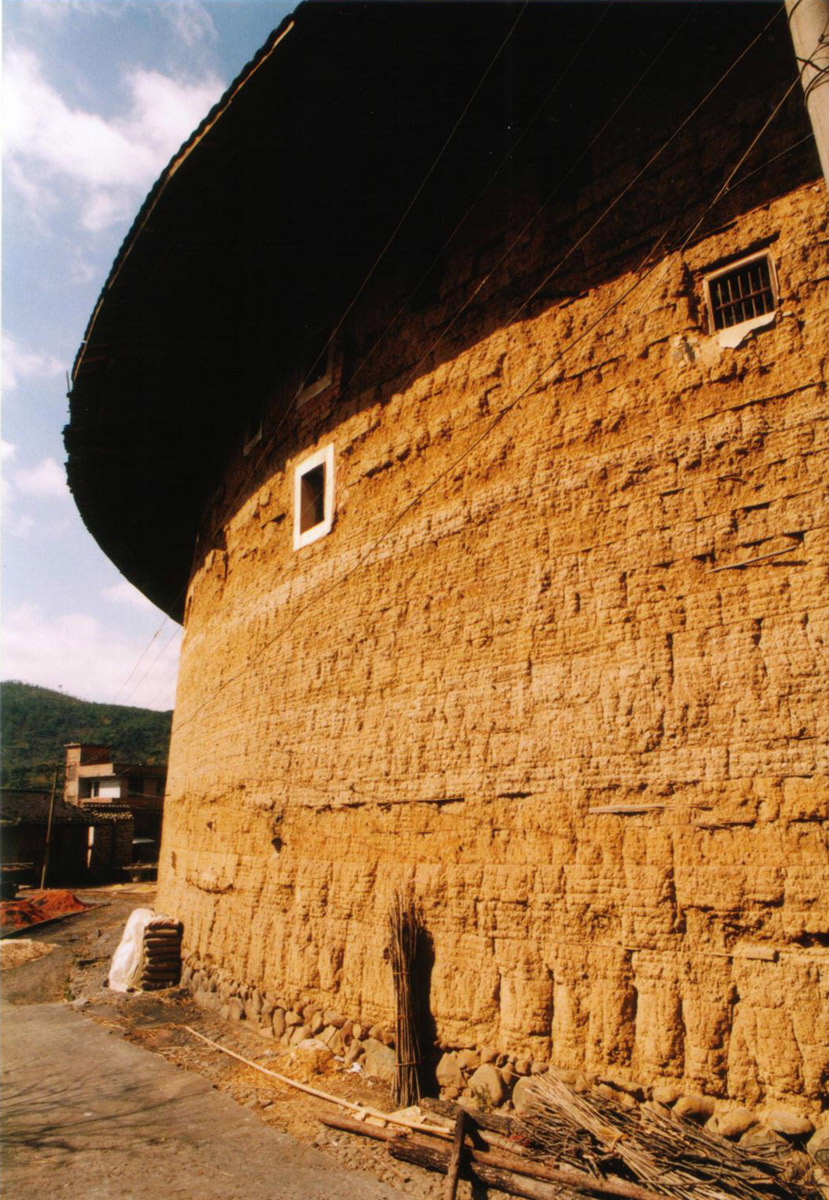 中国福建省永定の土楼「客家」の巨大な土ブロックの外壁：天野 彰
