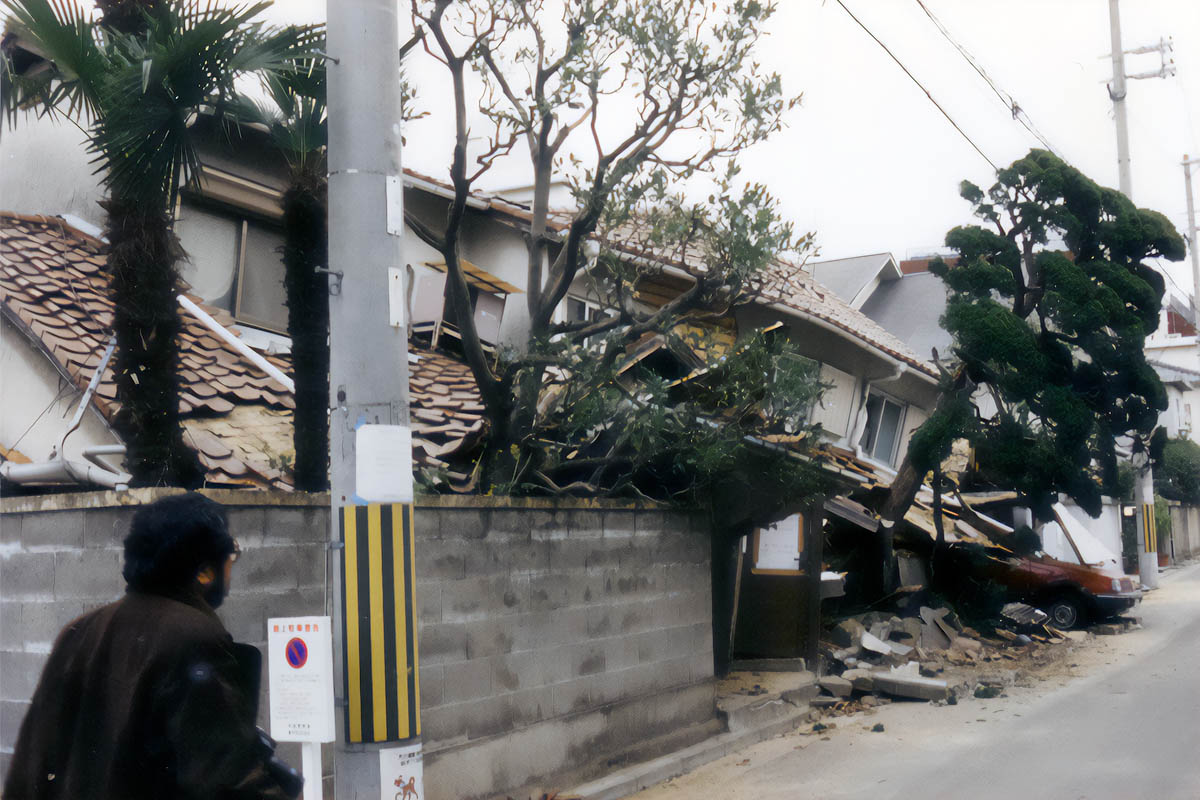 写真:押しつぶされた住宅街にショックを隠せない筆者(撮影:アトリエ4A林正憲