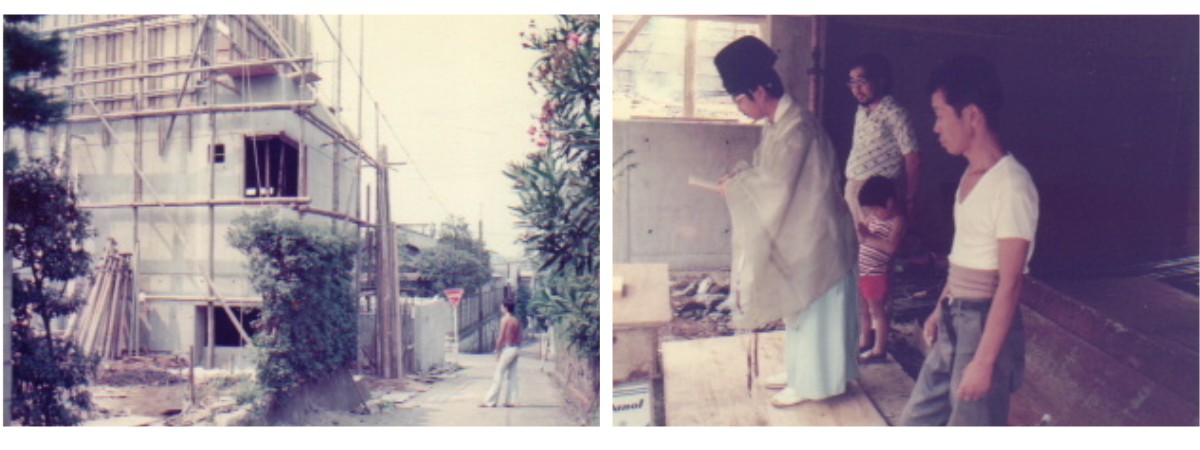 【写真】左：やっと躯体が打ち上がった　右：神妙にお祓いをする大工さんと筆者と長男