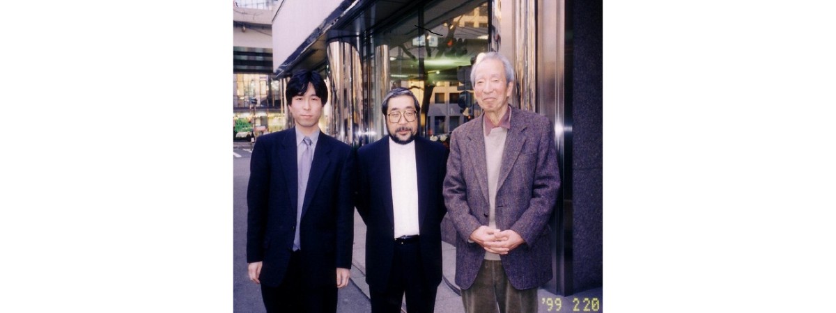 写真；故　清家清先生と筆者、左は長男の事務所所長（渋谷神泉分室前にて）