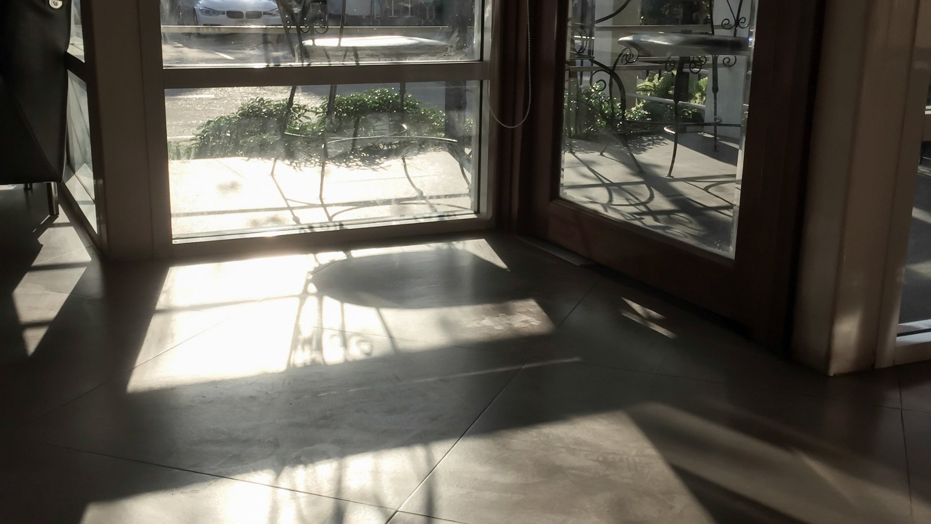 窓から家へ差し込むあかるひかり