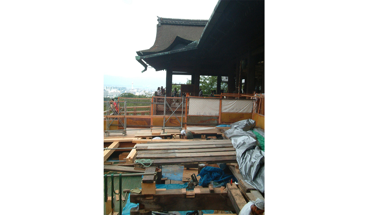 2014年清水寺舞台の根太梁と縁甲板の交換改修工事（世界遺産10周年）