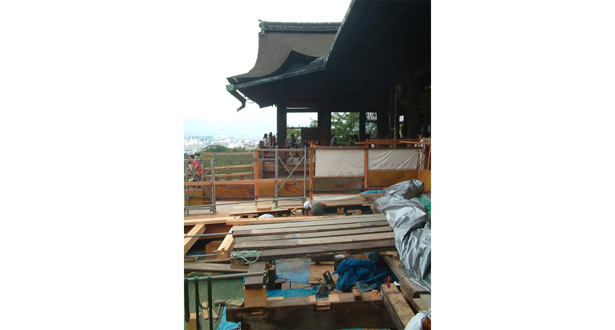 2014年清水寺舞台の根太梁と縁甲板の交換改修工事（世界遺産10周年）