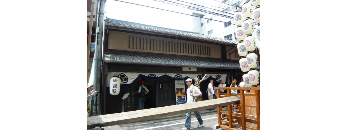 「京都の路地の町家外観」