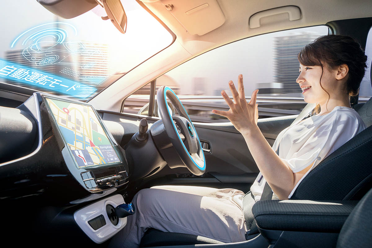 自動運転車に乗る女性