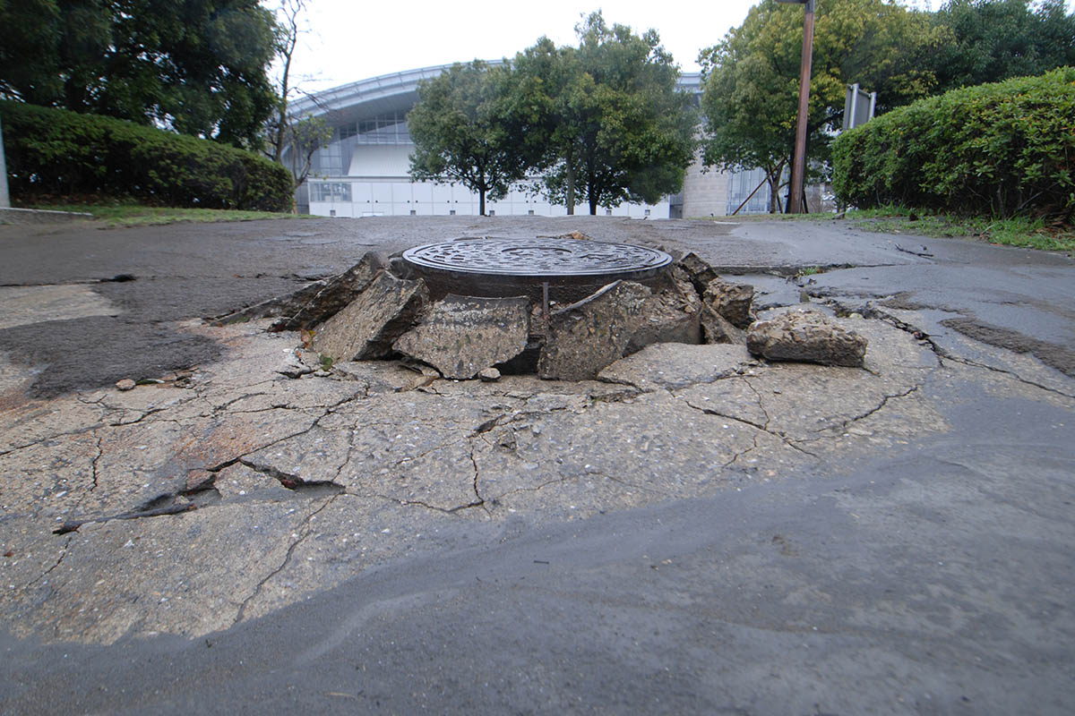 <千葉県>東日本大震災の影響で液状化し隆起したマンホール