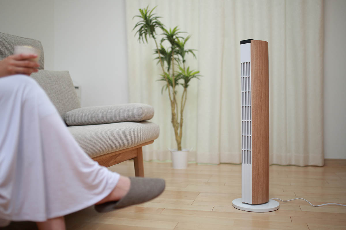 扇風機(タワーファンライフスタイル日常真夏涼しい暑い電化製品太陽光発電リビング)