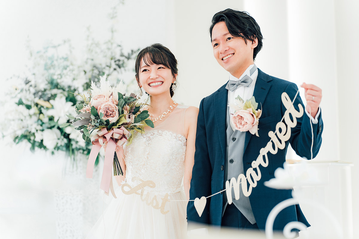 結婚式場でガーランドを持つ新郎新婦（ブライダル・ウェディング）