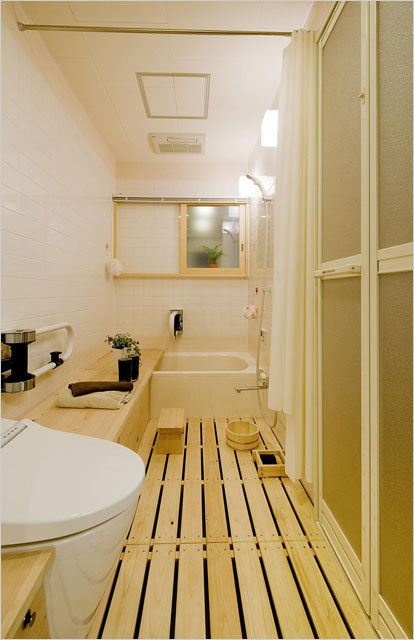 トイレからさらに浴槽まで伝って行ける(設計R邸・写真 天野彰)