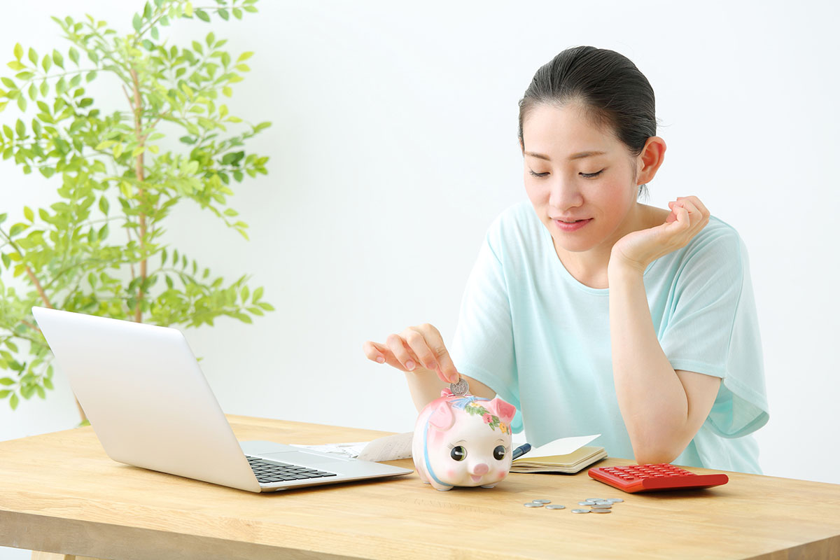 貯金をする女性