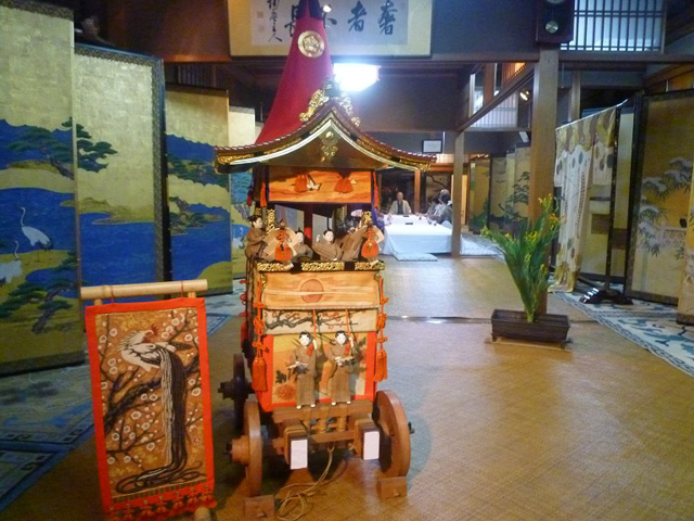 京都の町家の店・祇園祭の宵山には店を開けて公開する