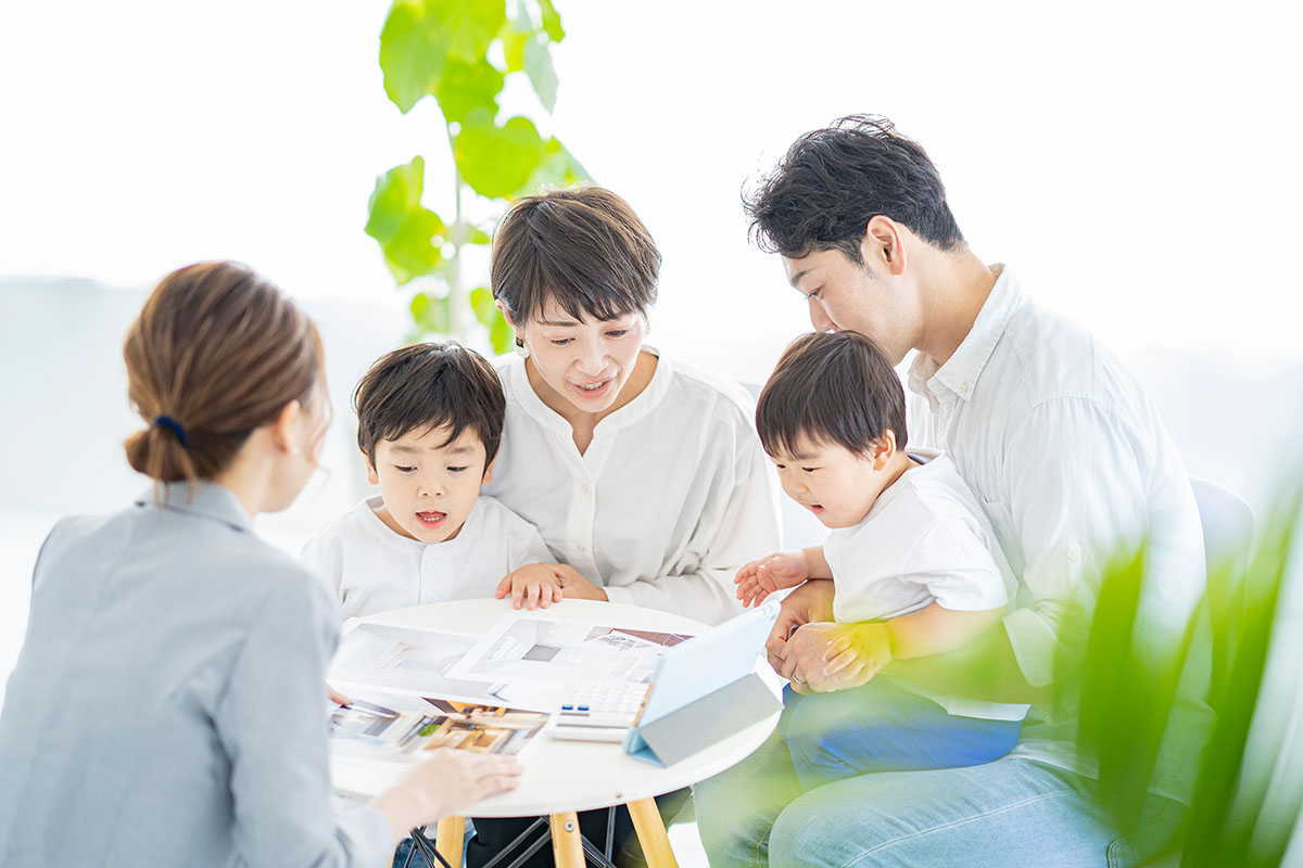 お家を見る家族