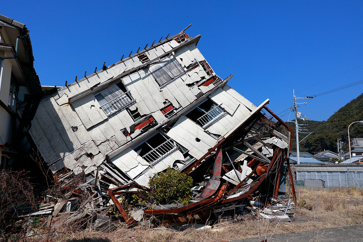 地震で倒壊した家