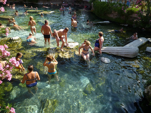 人気のトルコパムッカレの遺跡の中の温泉