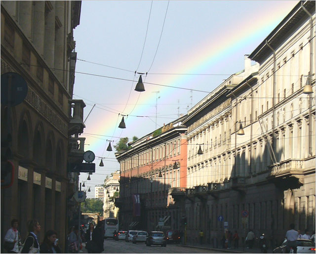 ミラノの建物と虹