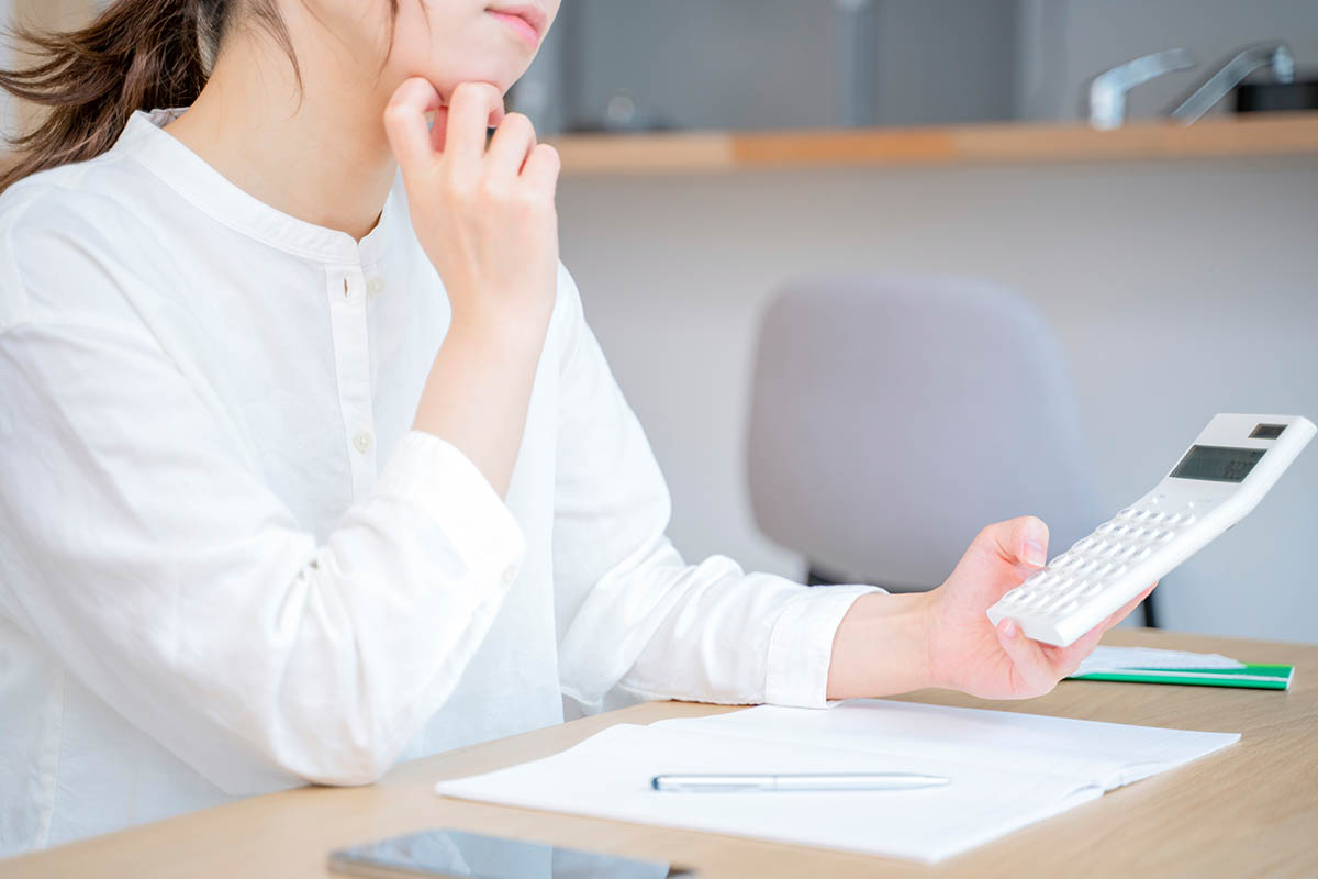 【資金計画】家計簿をつける女性
