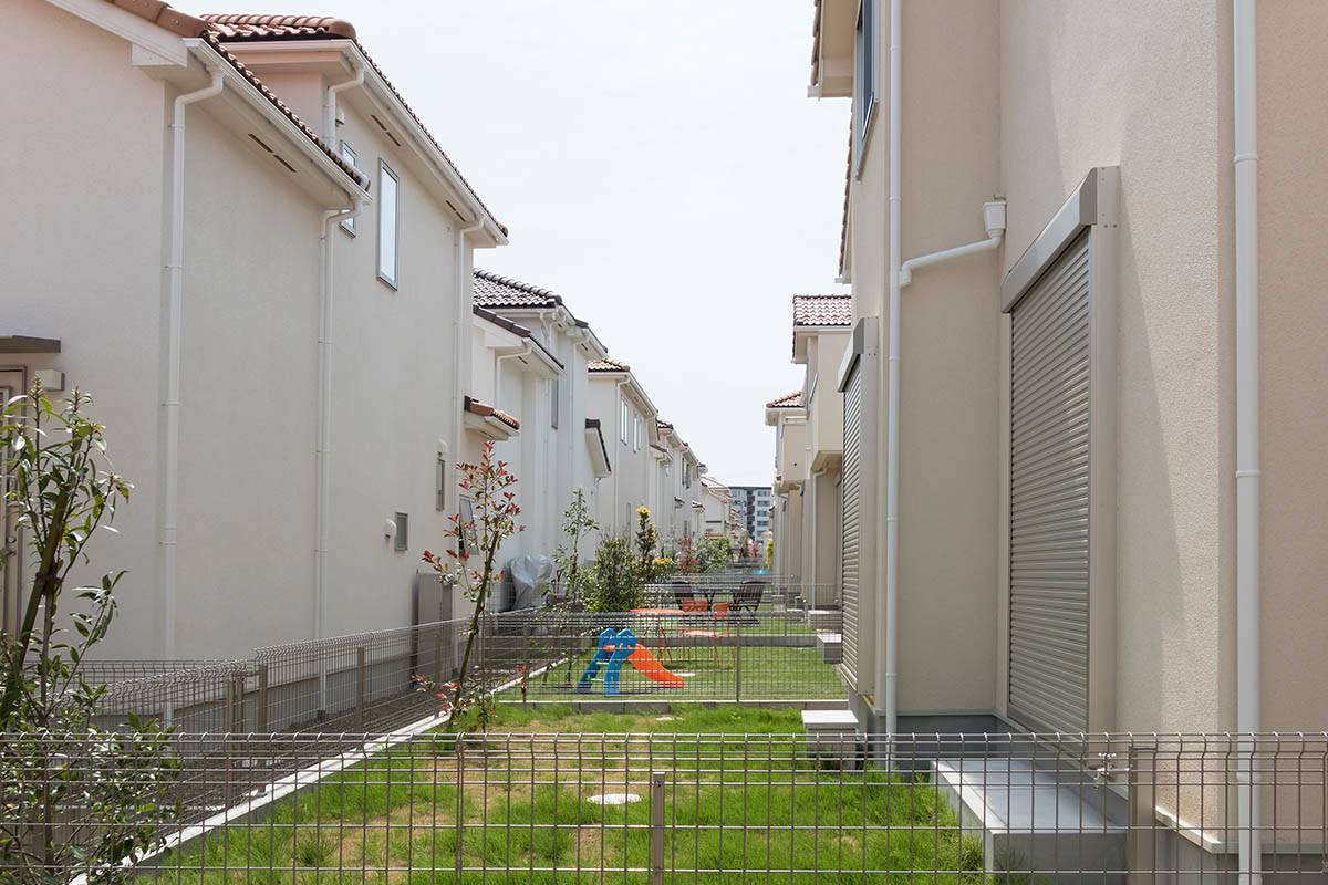 住宅新築住宅街庭イメージ隣とのフェンス芝生