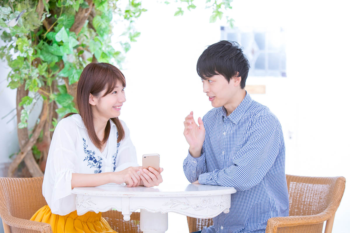 話し合う夫婦