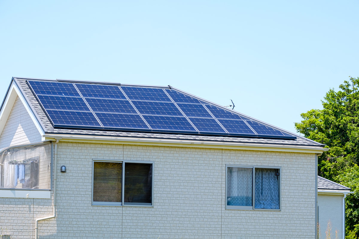 ソーラーパネルのある家　太陽光　発電　エコシステム