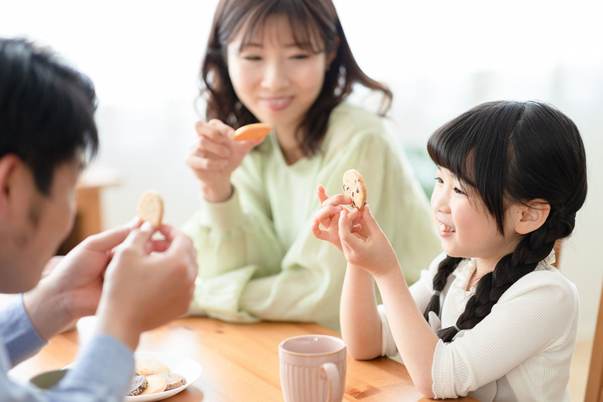 笑顔で過ごす家族